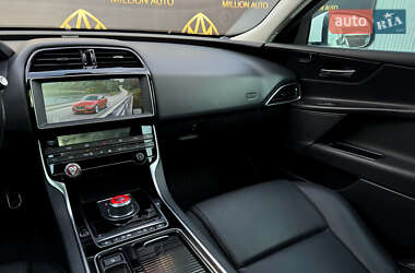 Седан Jaguar XE 2019 в 