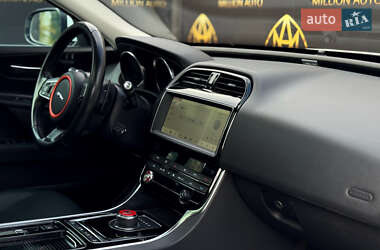 Седан Jaguar XE 2019 в 