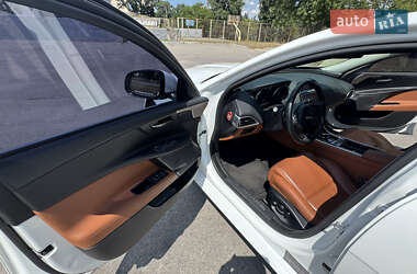 Седан Jaguar XE 2016 в 