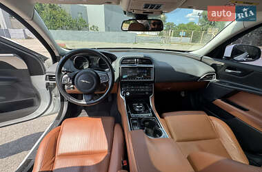 Седан Jaguar XE 2016 в 