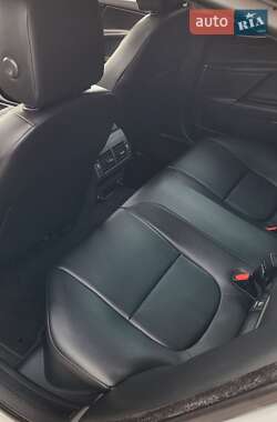 Седан Jaguar XE 2016 в 