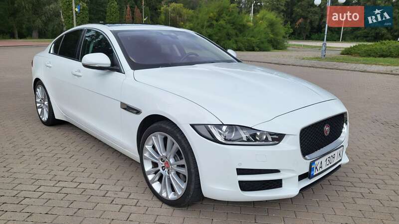 Седан Jaguar XE 2016 в 