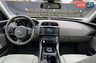 Седан Jaguar XE 2016 в 