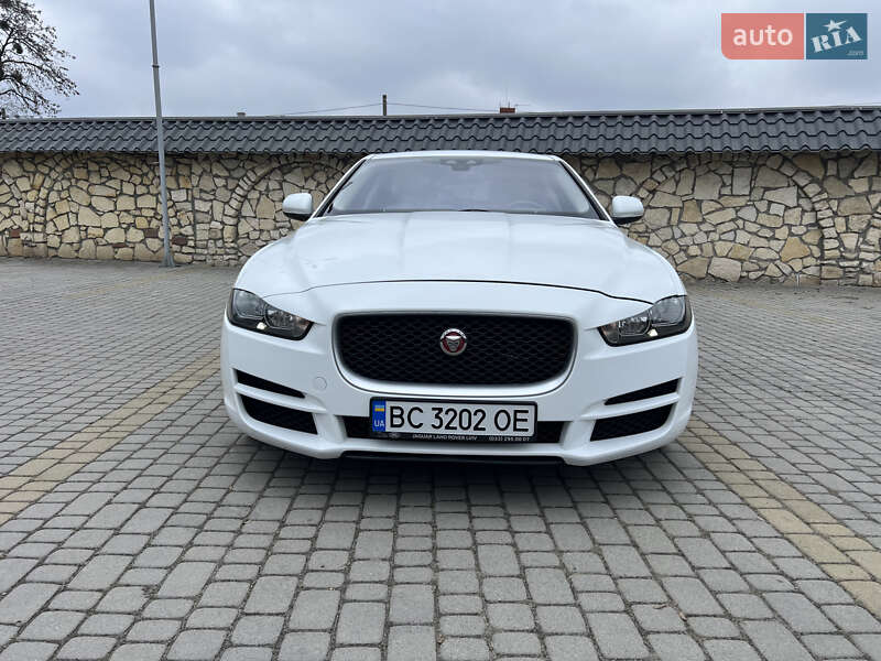 Седан Jaguar XE 2016 в Львове