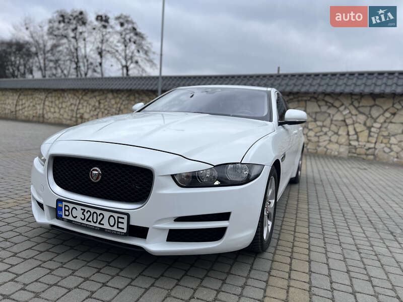 Седан Jaguar XE 2016 в Львове