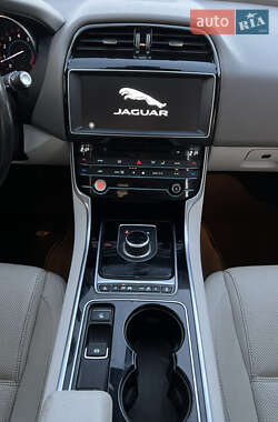 Седан Jaguar XE 2016 в 