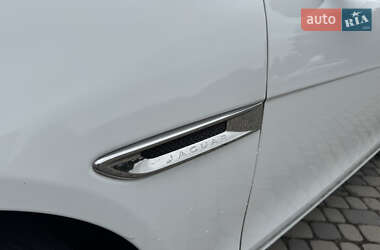Седан Jaguar XE 2016 в 