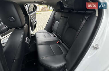 Седан Jaguar XE 2016 в 