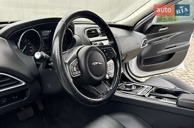 Седан Jaguar XE 2016 в 