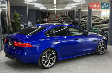 Седан Jaguar XE 2016 в 