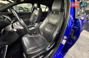 Седан Jaguar XE 2016 в 