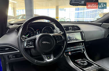 Седан Jaguar XE 2016 в 