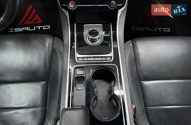 Седан Jaguar XE 2016 в 