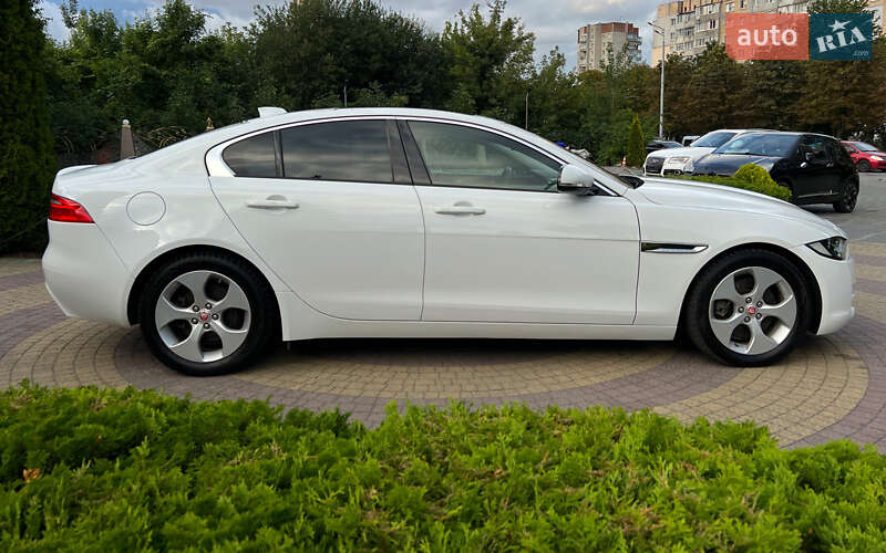 Седан Jaguar XE 2016 в Львові