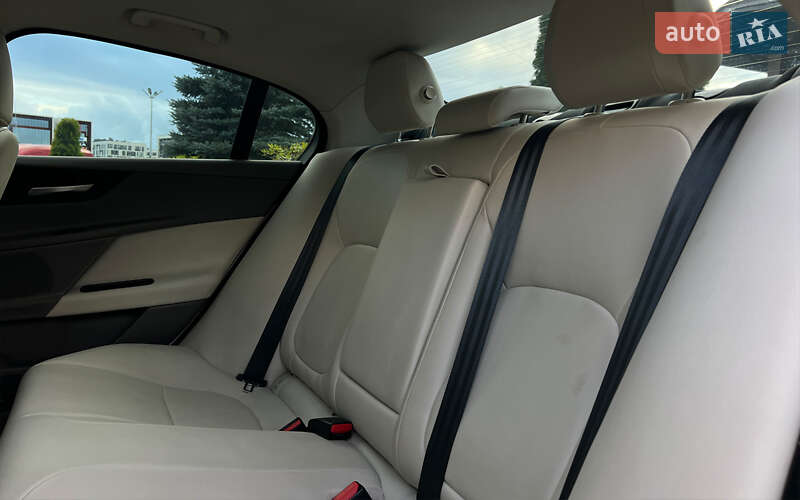 Седан Jaguar XE 2016 в Львові