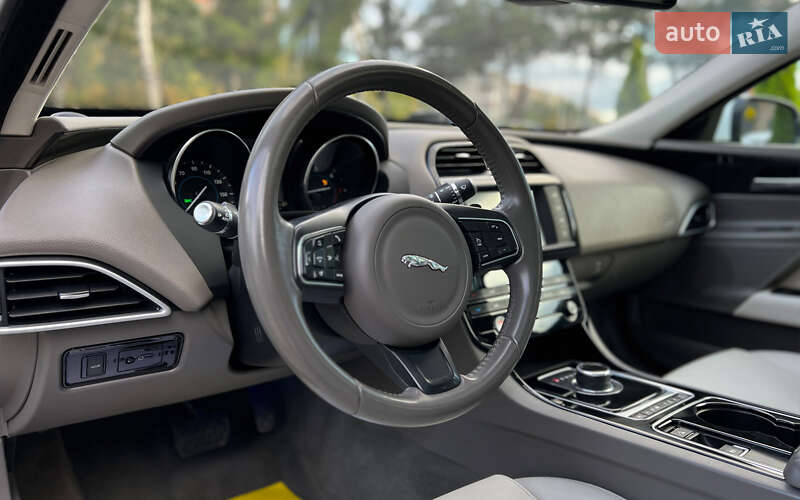 Седан Jaguar XE 2016 в Львові