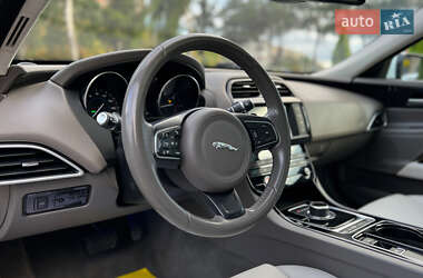 Седан Jaguar XE 2016 в 