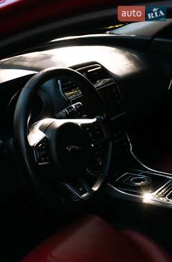 Седан Jaguar XE 2015 в 