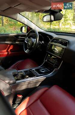 Седан Jaguar XE 2015 в 