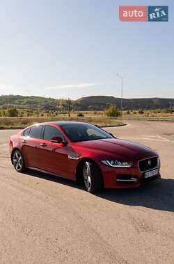 Седан Jaguar XE 2015 в 