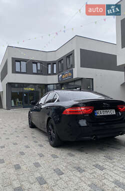 Седан Jaguar XE 2016 в 