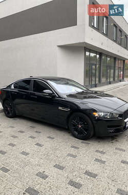 Седан Jaguar XE 2016 в 