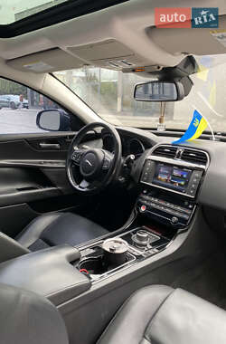 Седан Jaguar XE 2016 в 