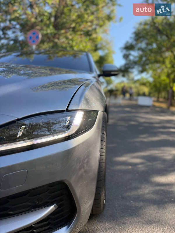 Седан Jaguar XE 2019 в Одесі