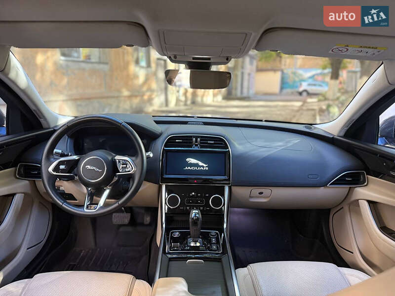 Седан Jaguar XE 2019 в Одесі