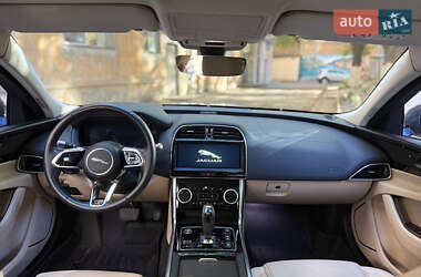 Седан Jaguar XE 2019 в 