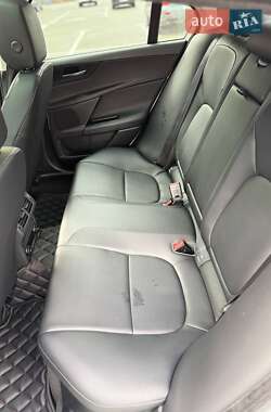 Седан Jaguar XE 2017 в 