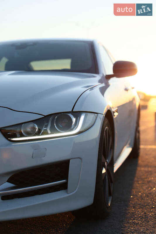 Седан Jaguar XE 2015 в Львове