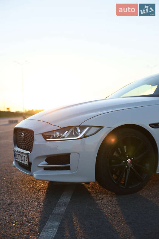 Седан Jaguar XE 2015 в Львове