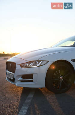 Седан Jaguar XE 2015 в 