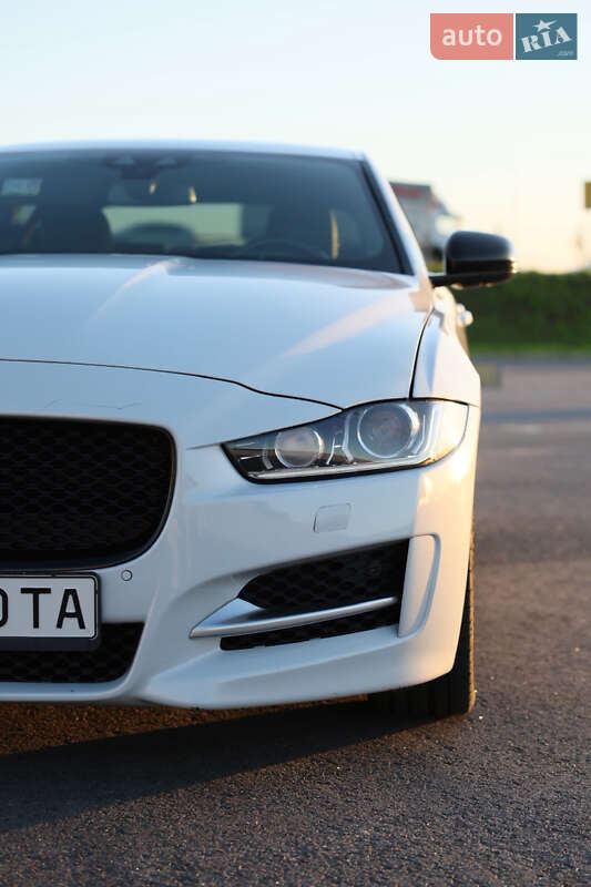 Седан Jaguar XE 2015 в Львове