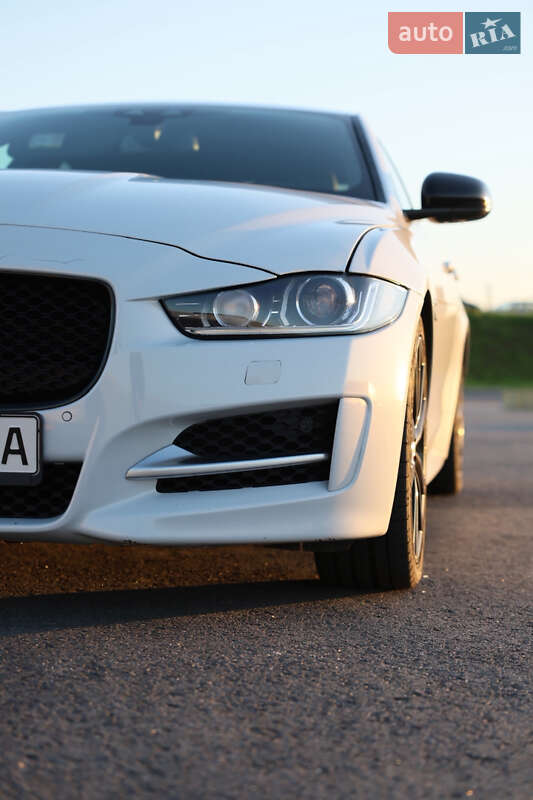 Седан Jaguar XE 2015 в Львове