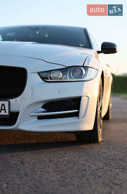 Седан Jaguar XE 2015 в 