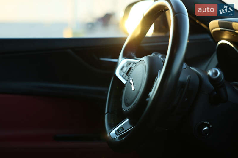Седан Jaguar XE 2015 в Львове
