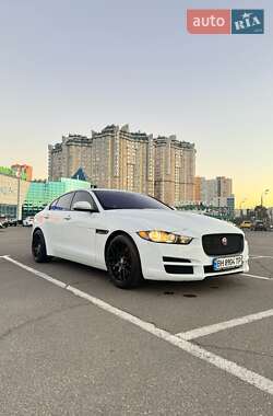 Седан Jaguar XE 2016 в 
