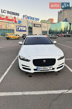 Седан Jaguar XE 2016 в 