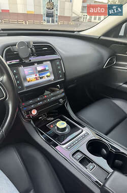 Седан Jaguar XE 2016 в 