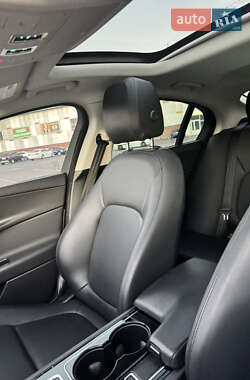 Седан Jaguar XE 2016 в 