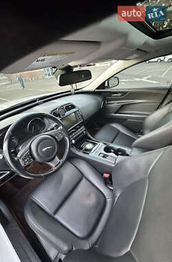 Седан Jaguar XE 2016 в 