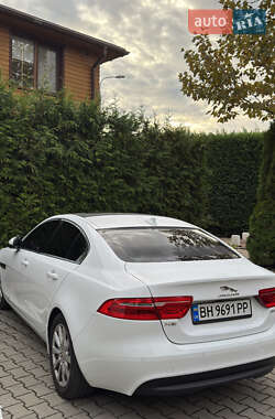 Седан Jaguar XE 2015 в 