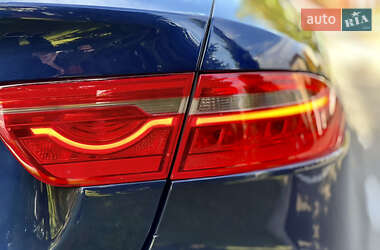 Седан Jaguar XE 2016 в 
