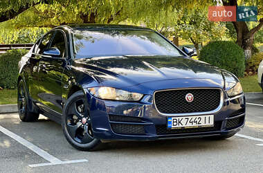 Седан Jaguar XE 2016 в 