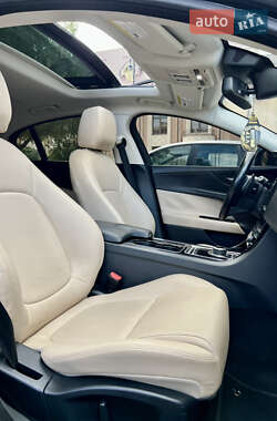 Седан Jaguar XE 2016 в 