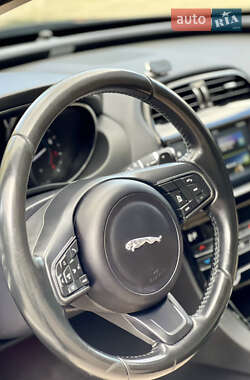 Седан Jaguar XE 2016 в 