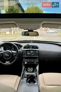 Седан Jaguar XE 2016 в 