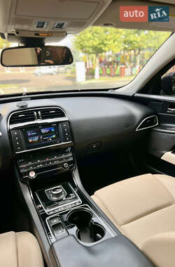 Седан Jaguar XE 2016 в 